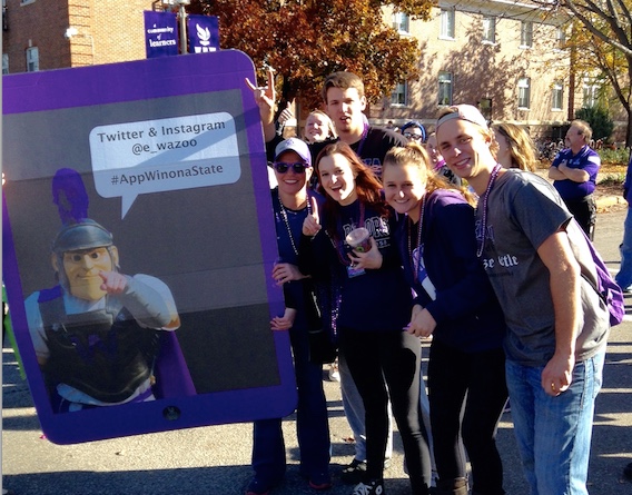 File:Ewazoo Homecoming Parade.jpg